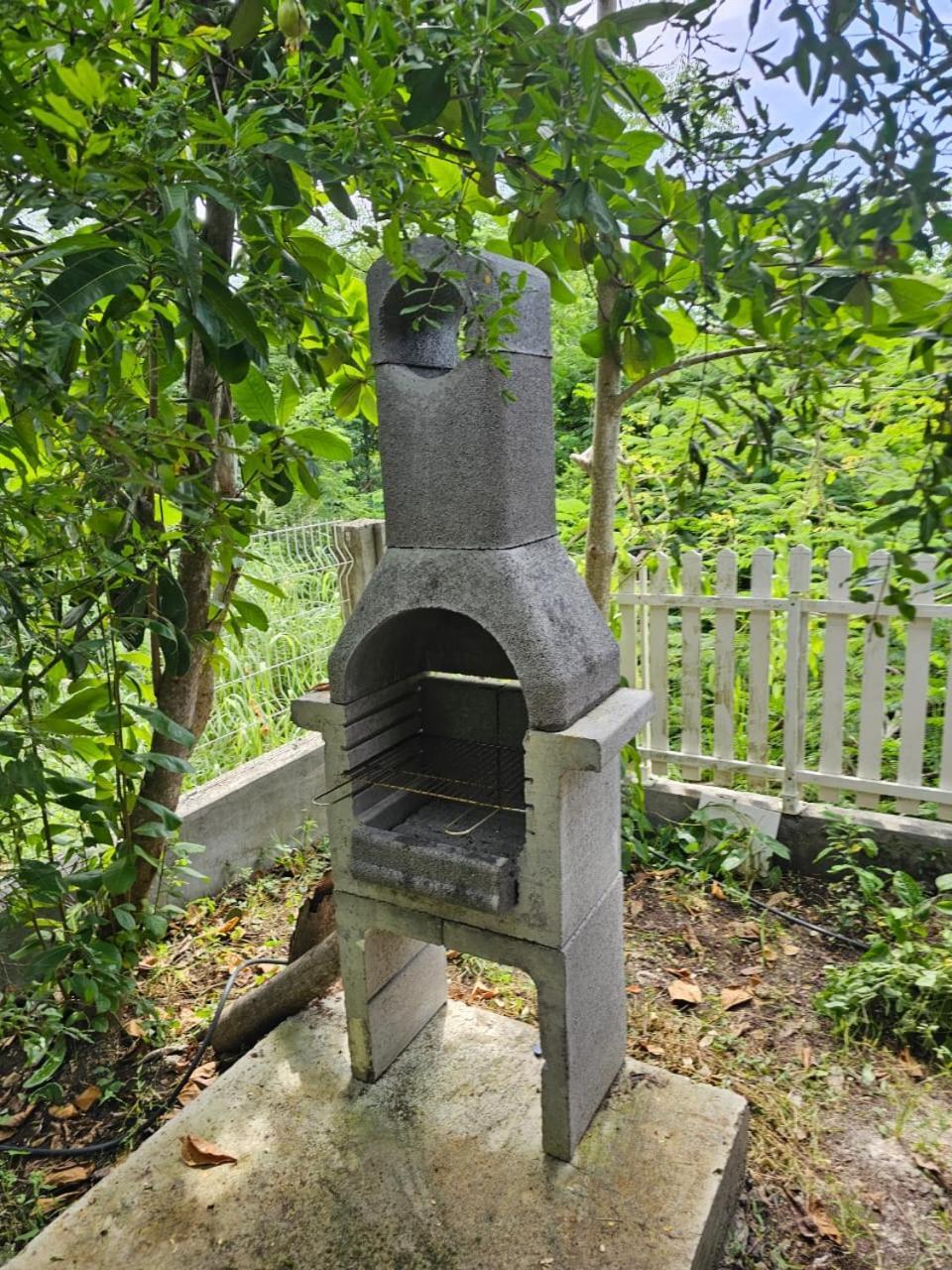 Gite Citronnelle Bouillante Luaran gambar